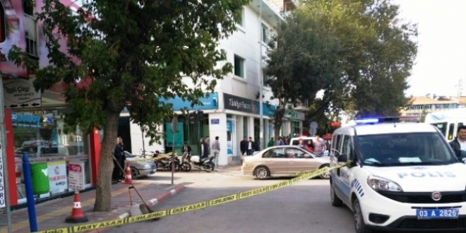 Afyonkarahisar'da şüpheli çanta fünye ile patlatıldı