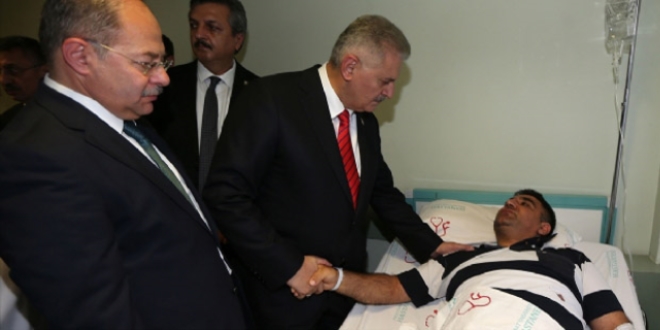 Başbakan Yıldırım hastanelerde tedavi gören yaralıları ziyaret etti