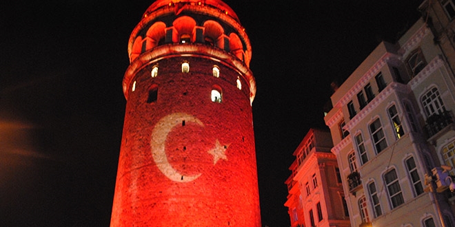 Galata Kulesi kırmızı beyaza büründü
