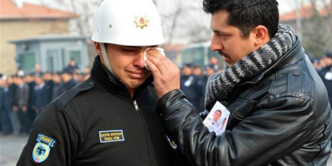 Şehit yakını, törende ağlayan polisin gözyaşlarını sildi