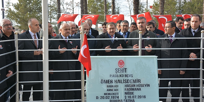 Bakan Eroğlu'ndan şehit Halisdemir'in kabrine ziyaret