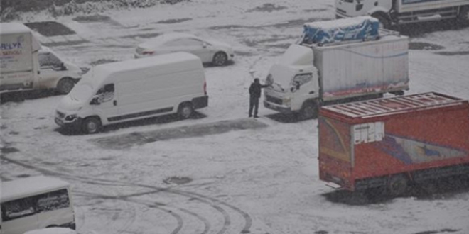 Sakarya'da kar yağışı ulaşımda aksamalara yol açtı
