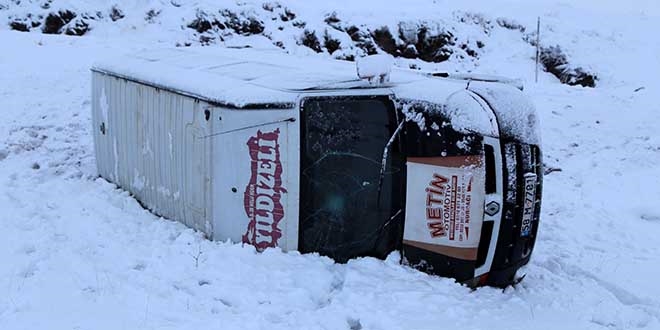 Sivas'ta öğrenci servisi devrildi: 12 yaralı