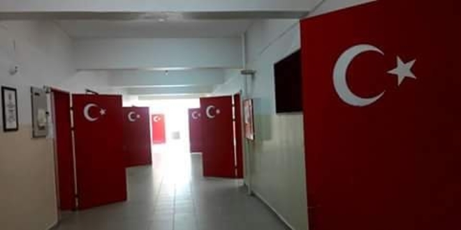 Okulun Türk bayrağı şeklindeki kapılarına soruşturma
