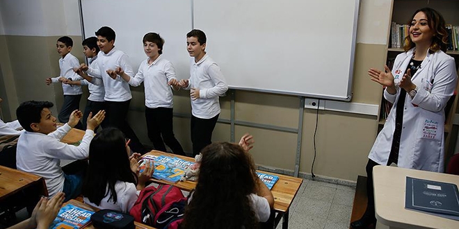 Öğrenciler, halay çekerek İngilizce öğreniyorlar