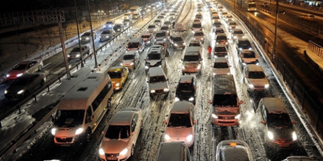 İstanbul'da kar yağışı başladı, trafik felç