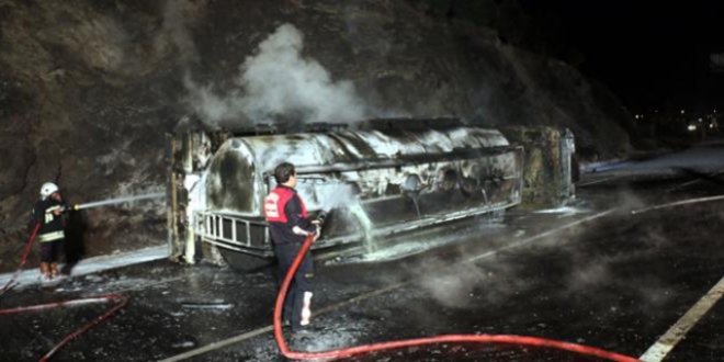 Akaryakıt tankeri iki otomobille çarpıştı: 3 ölü, 5 yaralı