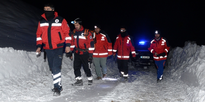 Kar geçit vermeyince hastaya yürüyerek ulaştılar