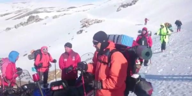 Hamile kadının yardımına kar moturuyla koştular