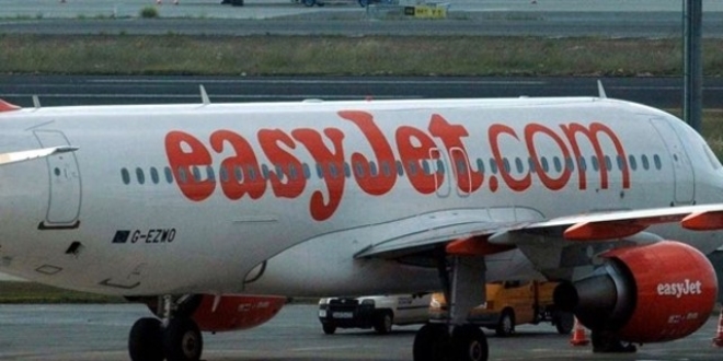 Easyjet ua hasta yolcu nedeniyle acil indi