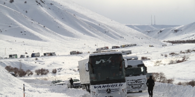 Ağrı'da İpek ile Saç Dağı geçitlerinde buzlanma trafiği olumsuz etkiliyor