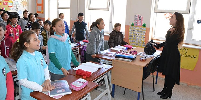 Müdür olarak döndüğü okulda köy çocuklarının umudu oldu