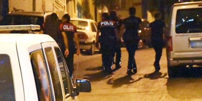 Polisin silahı ateş aldı: 1'i polis, 2 yaralı