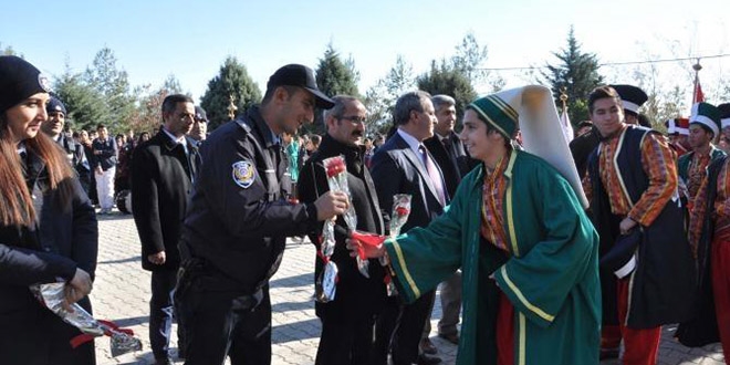 Öğrenciler ihbarla okula çağırdığı polise mehter sürprizi