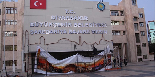 Diyarbakır Büyükşehir Belediyesi tabelası yenilendi