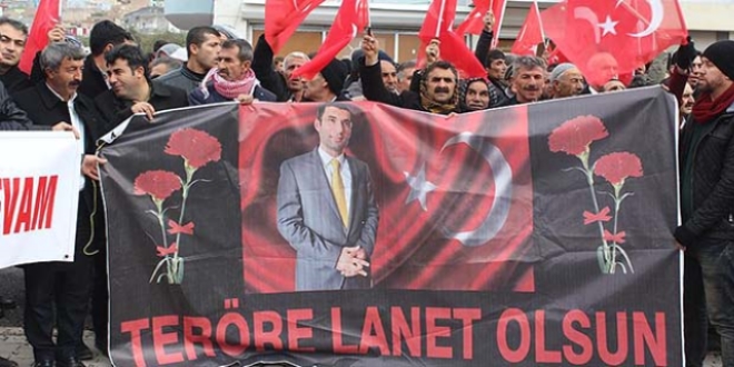 Derik'te 'Teröre Lanet Şehide Saygı Yürüyüşü'