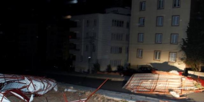 İzmir'de şiddetli rüzgar evlerin çatılarını uçurdu