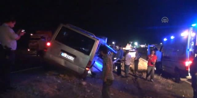 Kocaeli'de minibüsün çarptığı tırda yangın