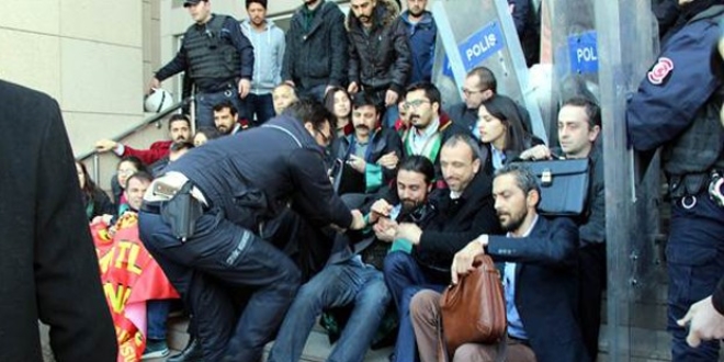 Avukatlardan adliye önünde eylem