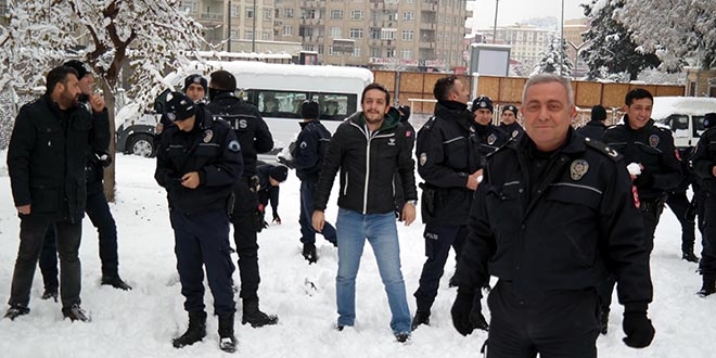 Polisler, gençlerle kartopu oynadı