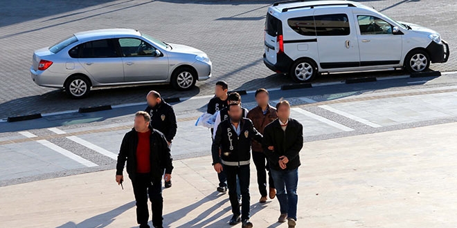 Görevden uzaklaştırılan 2 hakim ve 1 savcı tutuklandı