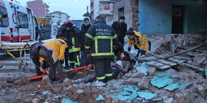 Üzerine duvar yıkılan lise öğrencisi yaralandı