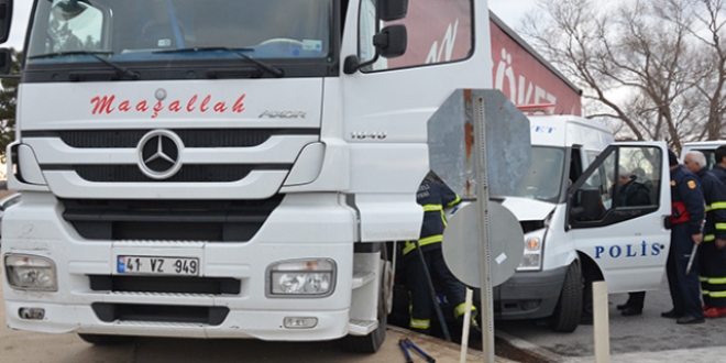 Çevik Kuvvet minibüsü TIR'a çarptı: 11 polis yaralı