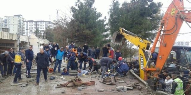Siirt'te otogarın yıkımında mahsur kalan kamyon şöförü kurtarıldı