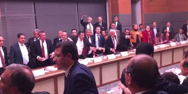 Komisyon'da kavga çıktı. CHP'li vekil elindeki suyu fırlattı...