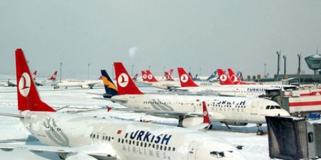 Van'da hava ulaşımına kar engeli
