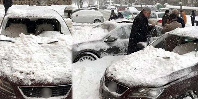 Çatıdan düşen kar kütlesi otomobilleri hurdaya çevirdi