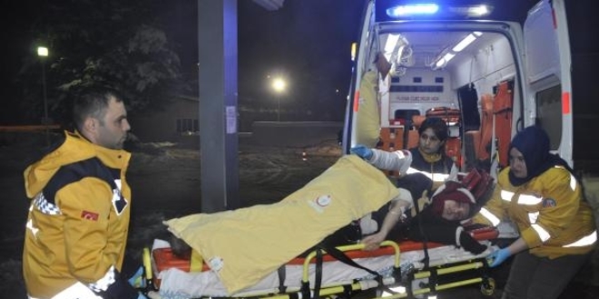 Karda kayarken, bacağına demir saplandı