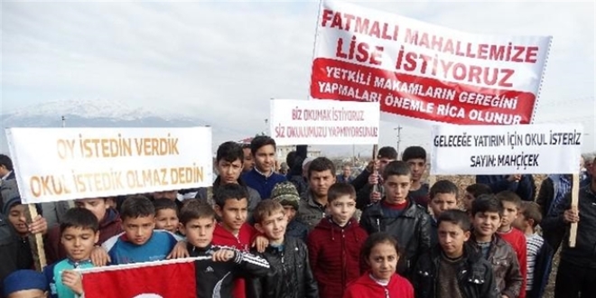 22 yıl önce temeli atılan okul için eylem yaptılar
