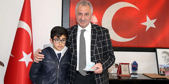 7. sınıf öğrencisi Alperen, Bursunu Haleplilere bağışladı