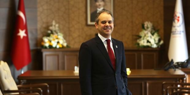 'Seçilmişler kanuna, kurala uymak durumdadır'