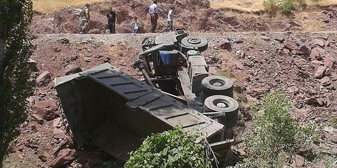Isparta'da askeri araç devrildi: 3 yaralı