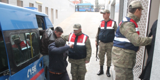 İzmir'de terör propagandası yapan 2 kişi tutuklandı