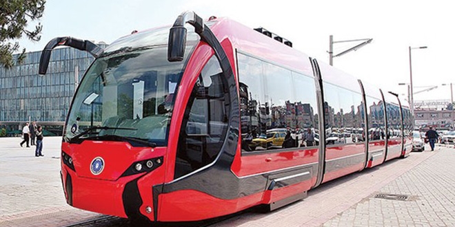 Yaptığı tramvayla fiyatı yarıya indirdi