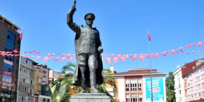 Rize'de Atatürk'ün heykeliyle fotoğraf çeken kişiler serbest