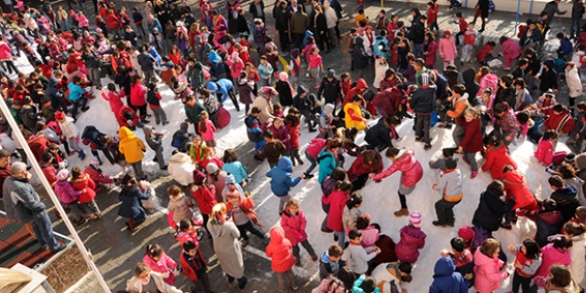 Okula kar geldi çocuklar bayram etti