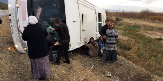 Denizli'de yolcu otobs devrildi: 16 yaral