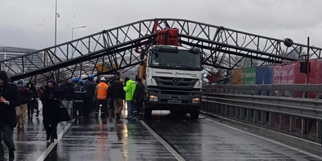 İstanbul'da vinç devrildi, E-5 kapandı