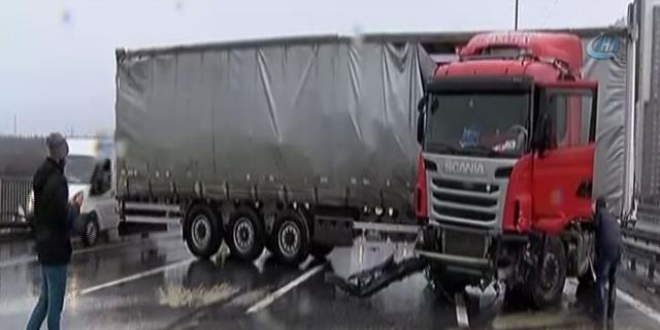 TEM'de TIR yan döndü, trafik kilitlendi
