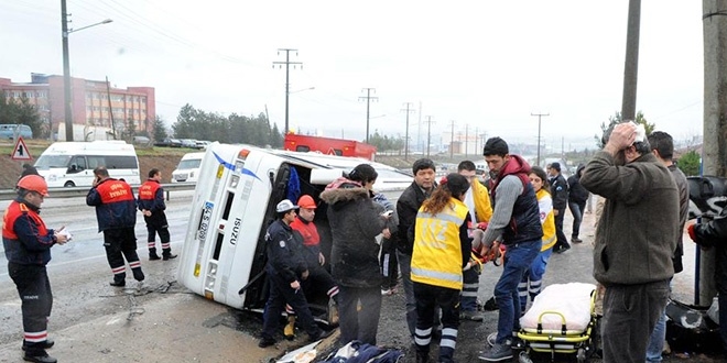 Uşak'ta işçi servisi devrildi: 16 yaralı