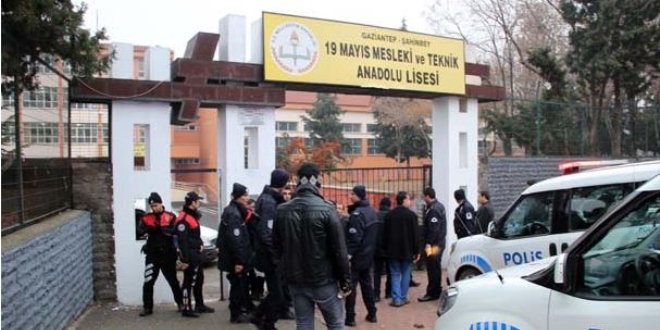 Liseliler kavga etti, polis güçlükle ayırdı