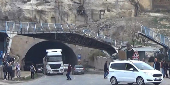 Kamyonun açılan damperi, üst geçidi yıktı