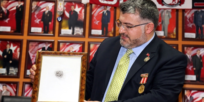 Şehit annesinin saç tellerini toplayıp çerçeveletti