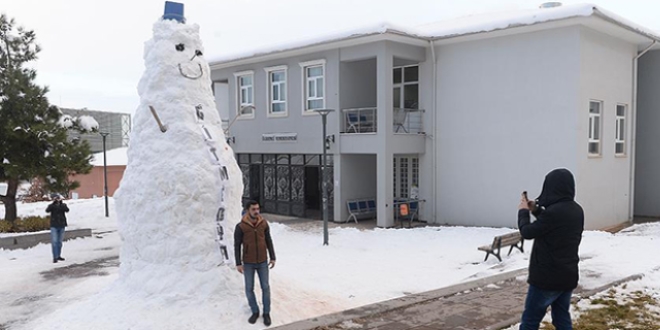 Öğrenciler dev kardan adam yaptı