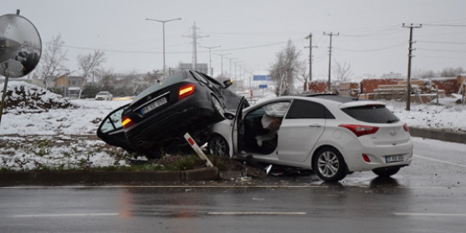 Çanakkale'de trafik kazası: 3 yaralı