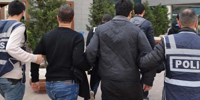 Samsun'da FET'den 2 emniyet mensubu tutukland